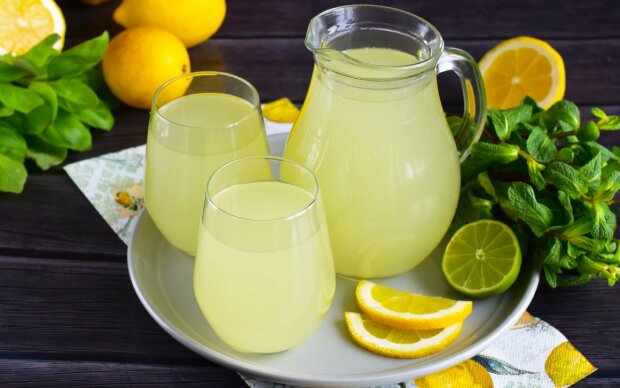 Домашний белый лимонный квас. Фото: YouTube