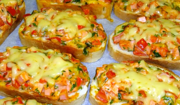 Горячие бутерброды с крабовыми палочками, сыром и яйцом. Фото: YouTube