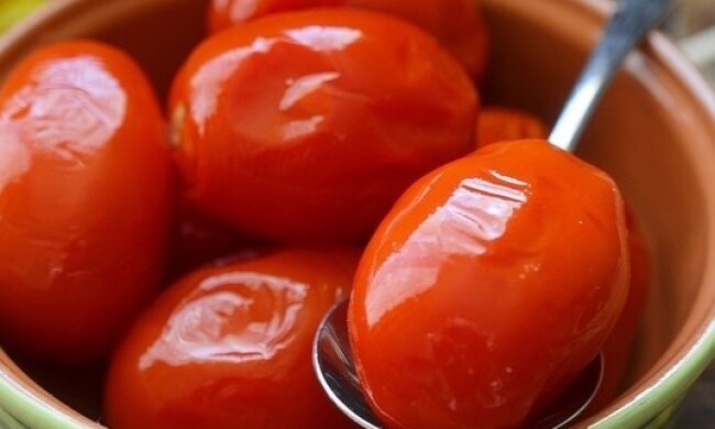 Малосольні помідори у гірчиці, фото: youtube.com