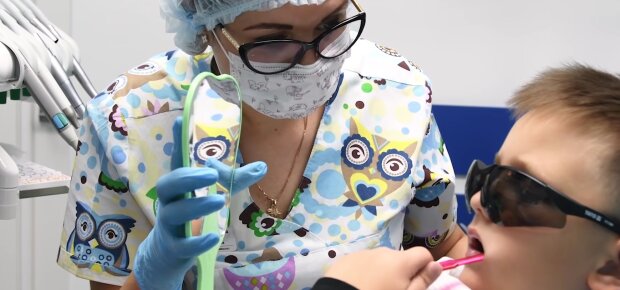 Била та придушувала чужих дітей: горе-стоматологиня із Рівного «прославилася» на всю Україну. Жахливе відео розлетілося мережею