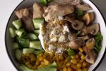 Теплый салат с курицей, кадр из видео