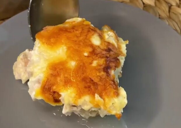 Курица с цветной капустой под сырной корочкой, кадр из видео