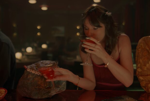 Гороскоп, самотність, кадр з кліпу Тейлор Свіфт на пісню "Opalite"