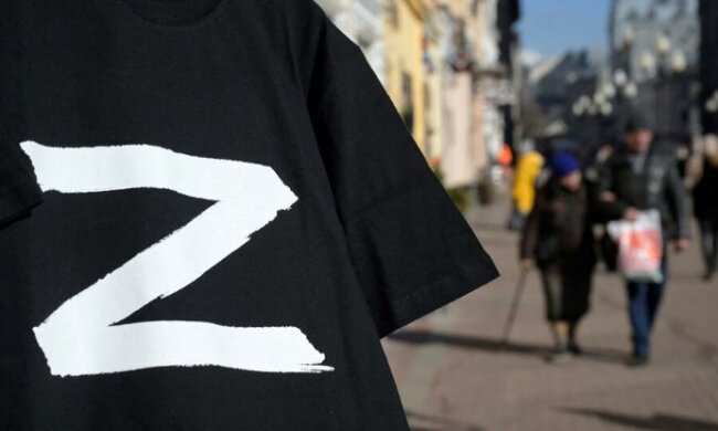 Російських школярів змусили плавати з прапорами Росії в крижаній річці. Відео дичини