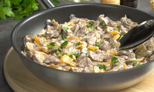 Рецепт ніжних курячих шлуночків у сметані та бульйоні на сковороді. Фото: YouTube