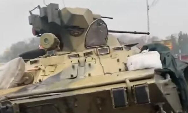 Не хоче в Україну: в РФ прямо на жвавій трасі рвонув БТР з боєкомплектом. Відео