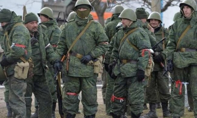 Какое позорище: голодные российские солдаты охотятся на курей в селах. Видео