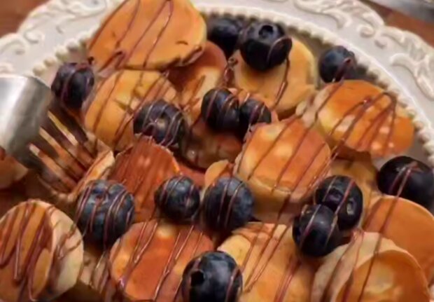 Бананові міні-панкейки, кадр з відео