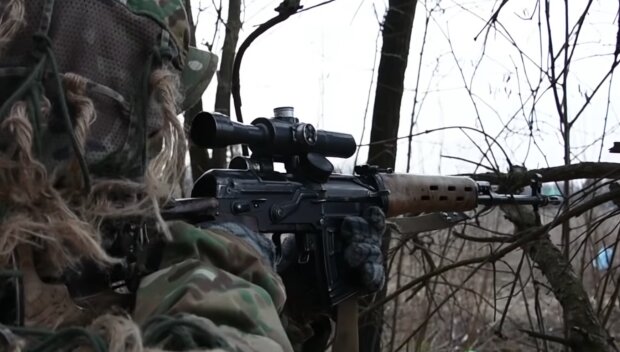 Гроза россиян: украинский снайпер остановил колонну оккупантов и захватил офицера