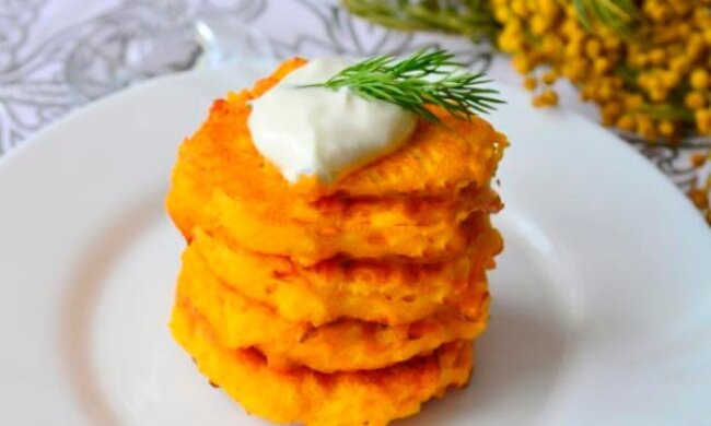 Швидко та апетитно: рецепт сніданку з морквяних млинців з гречкою