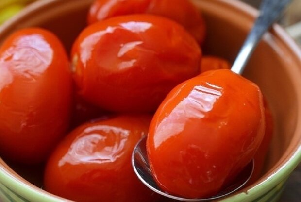 Малосольные помидоры в горчице, фото: youtube.com