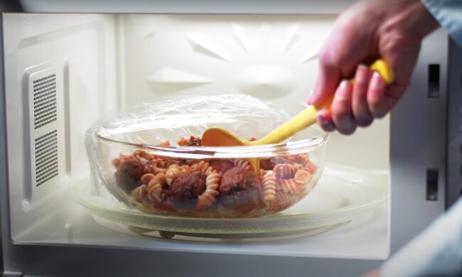 Доведеться викликати "швидку": названо дев'ять продуктів, які в жодному разі не можна розігрівати