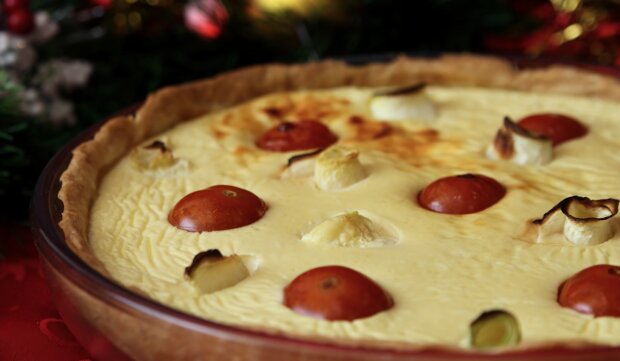 Рецепт нежного творожного рулета с оливками и помидорами. Фото: YouTube