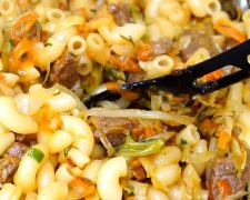 Ви навіть не здогадувалися, наскільки це смачно: рецепт макаронів, тушкованих з молодою капустою та грибами у сметанному соусі