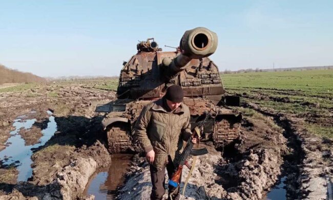 Реальная история: боец ВСУ нашел в подбитом танке россиян удивительную вещь. Ее вернули учительнице