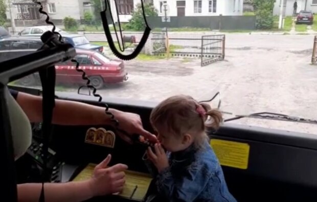 4-летняя украинка спела "Ой у лузі червона калина" в громкоговоритель пожарной машины. Видео