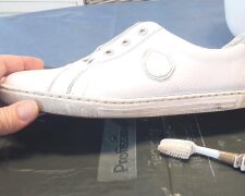 Чим відмити білі кросівки, які пожовтіли: спробуйте ці прості лайфхаки