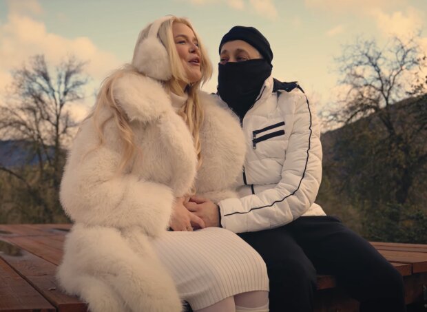 Аліна Гросу, кадр з кліпу на пісню "Жити на повну"