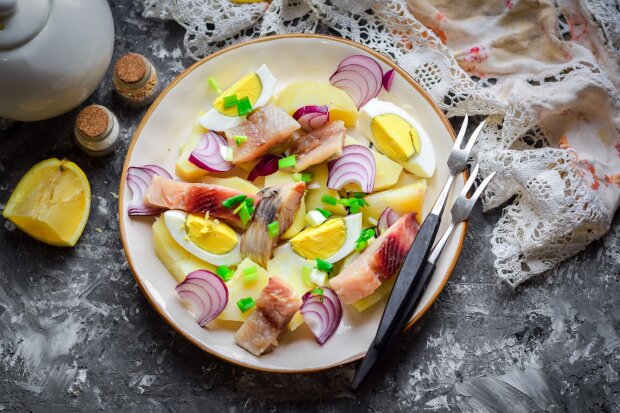 Заменит любую "шубу": рецепт украинского салата из сельди со сладким перцем, картофелем и солеными огурчиками