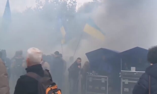 Киев весь в дыму: люди вышли на улицу с дымовыми шашками, плакатами и желанием все изменить. Грядут большие перемены
