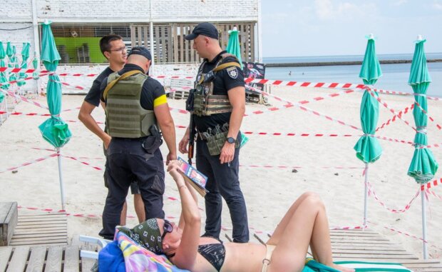 Не забудьте трусы: в Одессе на пляжах начали раздавать повестки в военкомат. Фото