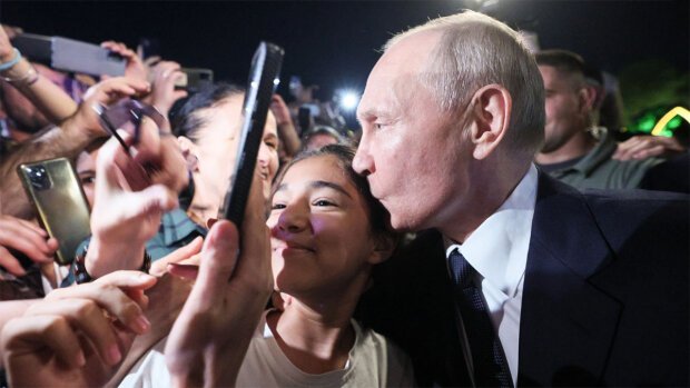 Путин целует ребенка, фото: youtube.com