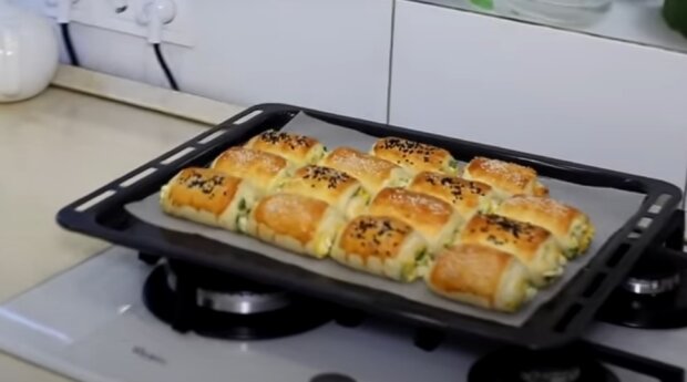 От них невозможно оторваться: рецепт пирожков с молодой зеленью, с сыром и яйцами
