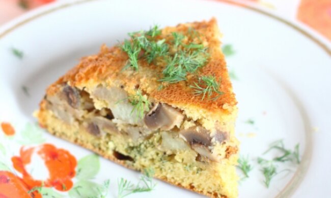 На тарілці не залишиться жодної крихти: рецепт найсмачнішого заливного пирога з картоплею та грибами