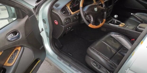 Пылился под многолетним слоем пыли: в заброшенном гараже обнаружили раритетный Jaguar S-Type 1966 года