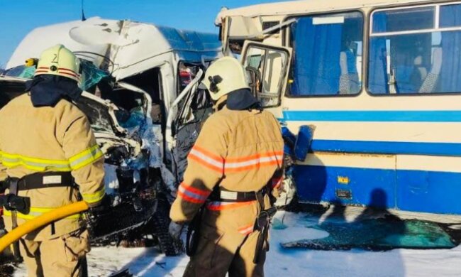 Фатальний рейс: на Прикарпатті автобус зіштовхнувся із маршруткою. У мережі показали перші фото