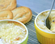 Рецепт праздничного жульена с крабовыми палочками, сыром и яйцом. Фото: YouTube