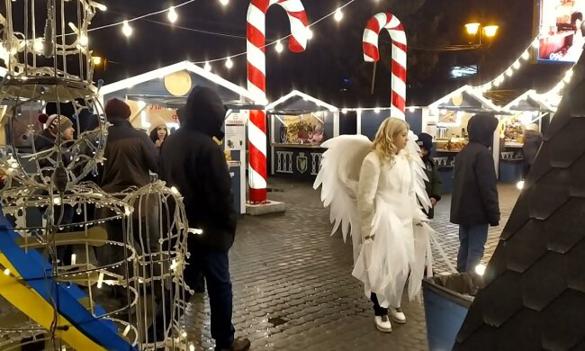 Начинаются праздничные гуляния: в Трускавце открылась рождественская ярмарка. Шашлык по тысяче гривен. Фото