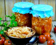 Попробуйте - и вы не пожалеете: быстрый рецепт капусты в томатном соке. Идеально подходит под мясо