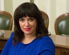 "Бигудей не хватает": депутат пришла в Раду в халате