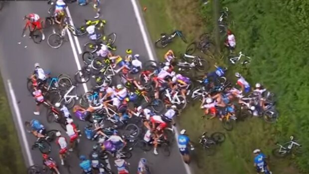 Сумасшедшее завалище на «Тур де Франс», фото: youtube.com