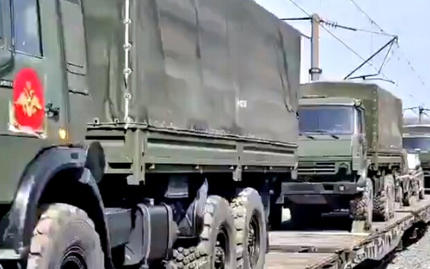 Ешелони з російською військовою технікою. Фото: скріншот YouTube-відео.