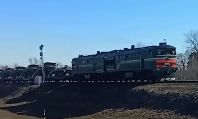 У Білорусі засікли цілі ешелони гаубиць без розпізнавальних знаків