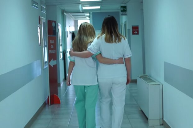 У відеоролику «Послання миру» українська і російська медсестри обійнялися, скріншот