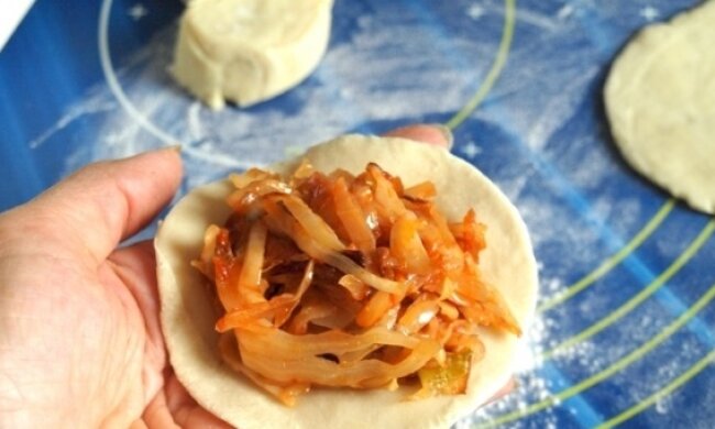 Приготовление вареников с капустой, фото: youtube.com