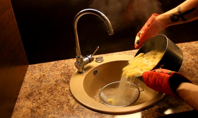 Вода після варіння макаронів. Фото: YouTube