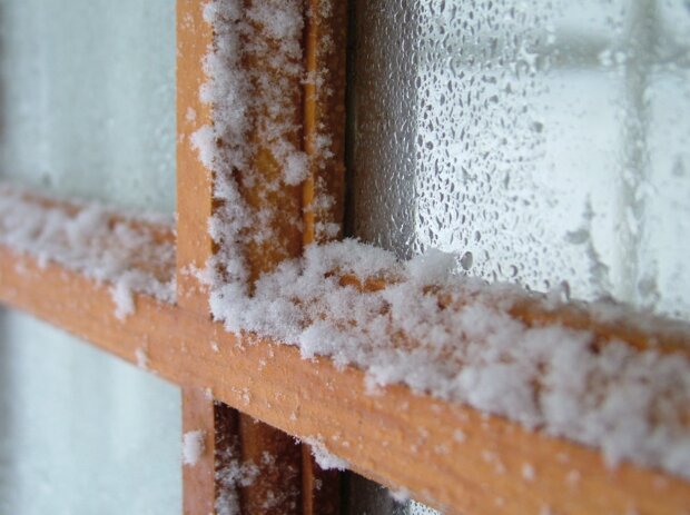 Вы точно удивитесь результату: как утеплить окна на время зимы, чтобы не задувало холод с улицы