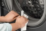 Белье и одежда всегда будут свежими: как простым средством очистить стиральную машинку от грибка и плесени