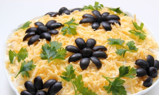 Он съедается за считанные минуты: рецепт салата "Крабы в шубе"