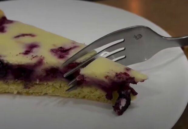 Ягідний пиріг з сирною заливкою, кадр з відео