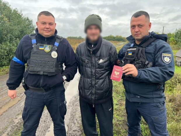 Ходил в спортивных штанах: полиция поймала российского оккупанта, который прятался в лесу. Фото
