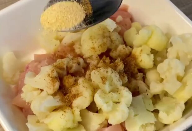 Курица с цветной капустой под сырной корочкой, кадр из видео