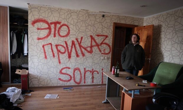 "Это приказ, сорри": россияне оставляют кровавые надписи в спальнях украинцев. Фото