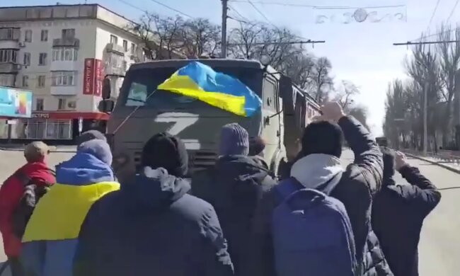 Кінець путінським солдатам: українці голими руками зупиняють колони ворога. Відео