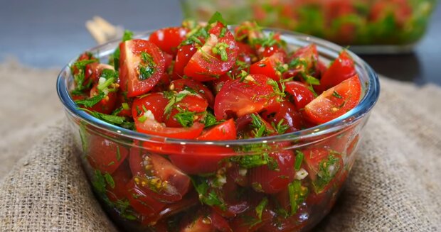 Рецепт аппетитных молодых помидоров в чесночном соусе с болгарским перцем. Фото: YouTube