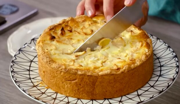 Рецепт простого семейного пирога с ветчиной, замороженными овощами и сыром. Фото: YouTube
